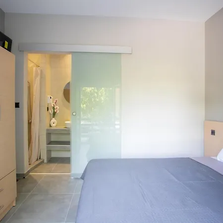 21 Apartment *